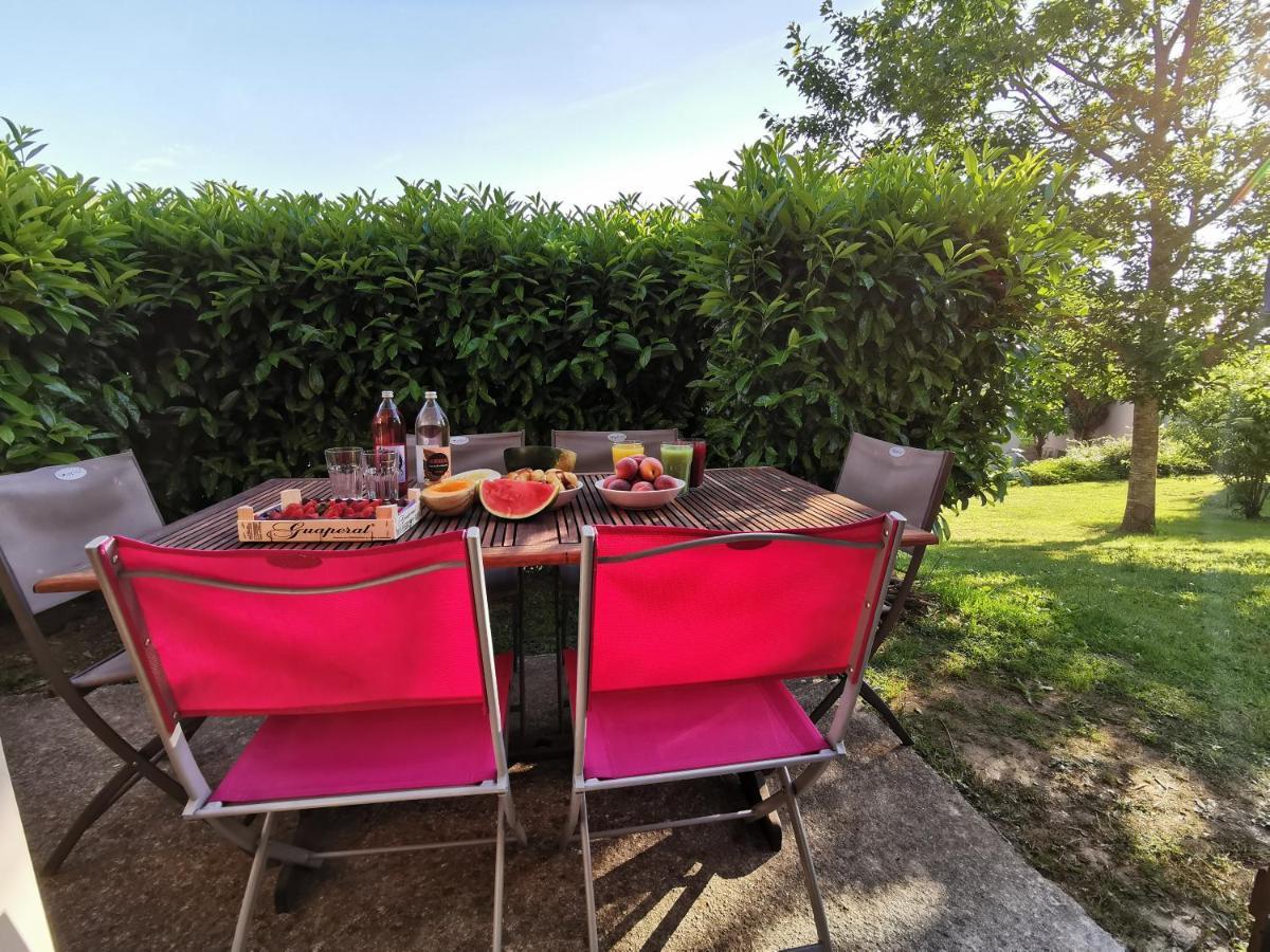 Apartamento Maison mitoyenne piscines chauffées et tourisme vert Saint-Geniez-dʼOlt Exterior foto